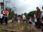 viral-foto-emak-emak-tanam-padi-di-jalan.jpg