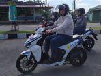 wagub-sumbar-nasrul-abit-mengendarai-motor-listrik.jpg