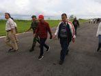 wagub-sumbar-nasrul-abit-saat-meninjau-bandara-rokot-di-kabupaten-kepulauan-mentawai.jpg