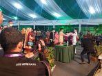 wakil-menteri-agama-zainut-tauhid-memberikan-bendera-secara-simbolis-kepada-gubernur-kalsel.jpg
