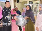 wali-kota-Pariaman-Genius-Umar-menyerahkan-bantuan-pada-seorang-pemilik-IKM-di-daerah-tersebut.jpg