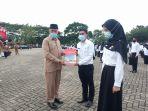 wali-kota-padang-mahyeldi-ansharullah-menyerahkan-sk.jpg