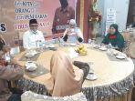 walikota-hendri-septa-berbuka-puasa-bersama-kaum-dhuafa-eri-mairoza-yang-rumahnya-di-bedah.jpg