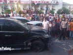 warga-berkerumun-di-lokasi-kejadian-kecelakaan-di-depan-balai-kota-lama-jalan-m-yamin.jpg