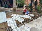 warga-bersihkan-rumah-pasca-banjir-kamis-3092021.jpg