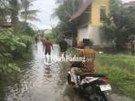 warga-melewati-jalan-yang-digenangi-bajir-di-Dadok-Tunggul-Hitam-21112025.jpg
