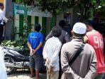 warga-ramai-menyaksikan-adanya-penemuan-mayat.jpg