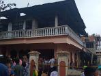 warga-ramai-menyaksikan-bangunan-rumah-yang-hangus-dilalap-api.jpg