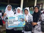 windi-trisna-hardiyanti-dua-dari-kiri-guru-honorer-di-smpn-17-padang.jpg