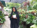 yurni-pensiunan-guru-yang-kini-menjadi-pengusaha-tanaman-hias-di-padang.jpg