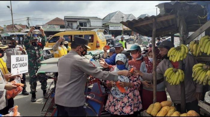 Terjun Langsung, Kapolda Sumsel dan Kapolrestabes Palembang Bagikan 1000 Masker Gratis