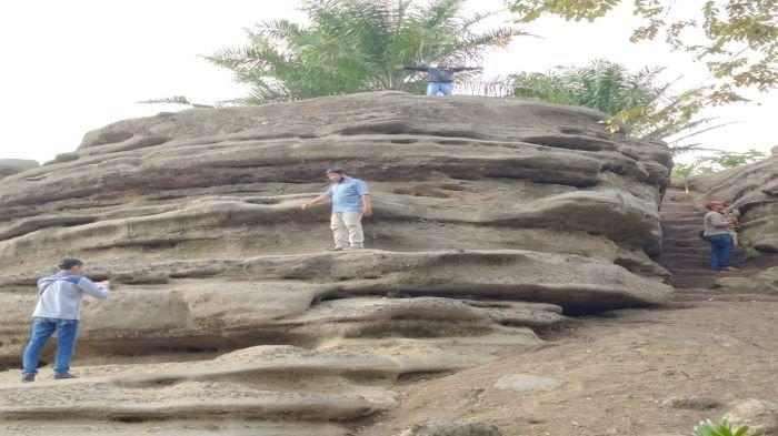 Muncul Dari Perbukitan, Batu Berundak di OKU Selatan Ramai Dikunjungi Wisatawan
