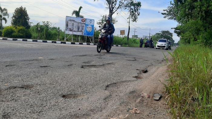 Ruas Jalan Nasional Gubernur H Bastari Banyak Berlubang, Sering Timbulkan Lakalantas