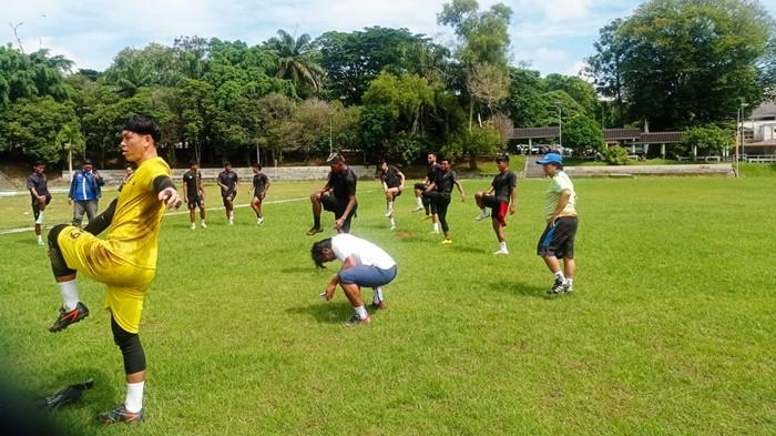 2 PEMAIN ASING - 2 pemain asing ikut latihan bareng tim Sriwijaya FC di Lapangan Sepakbola Unsri Bukit Besar Palembang, Senin (17/11/2025) pagi. Dua calon pemain asing Sriwijaya FC itu yakni, Salem Chabchoub, gelandang serang flamboyan asal Swedia berpaspor Turki, dikenal sebagai otak serangan dengan visi permainan tajam kelahiran 22 Juli 1996 memiliki tinggi 186 cm. Kemudian Kashmir Zarvali, striker haus gol asal Norwegia kelahiran 22 Februari 199 berpaspor Afganistan, yang juga piawai bermain di sayap kiri tampak cekatan berlari dalam game yang dimainkan pelatih kepala Sriwijaya FC, Budi Sudarsono.