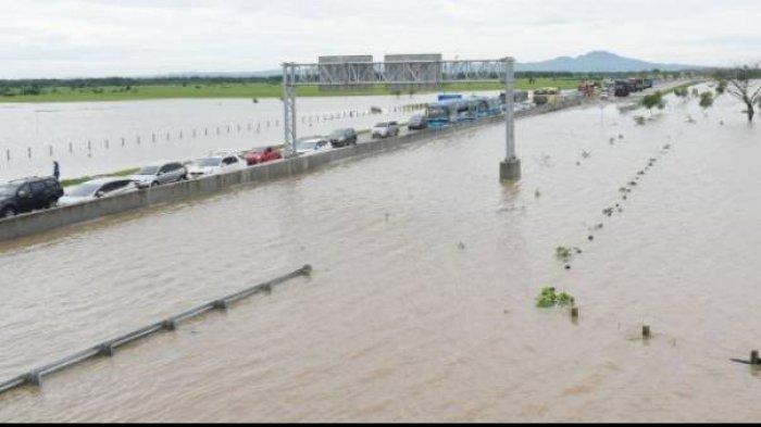 Ruas Jalan Tol Jakarta-Cikampek Terendam, Arus Kendaraan Tersendat