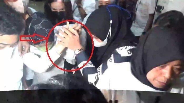 Malu Tutupi Wajah, Detik-detik AGH Pacar Mario Dandy Ditahan Digiring ke LPKS, Ayah David: Selamat!