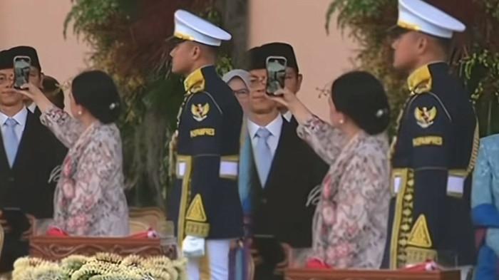 PUAN MAHARANI SELFIE - Aksi AKSI Puan Maharani sibuk selfie saat upacara Penurunan Bendera disorot, panitia sempat peringatkan.