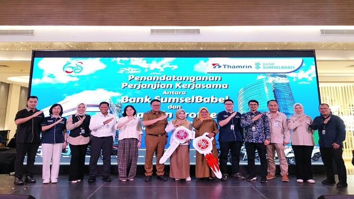 FOTO BERSAMA -  Aparatur Sipil Negara (ASN) kini dapat menikmati kemudahan memiliki kendaraan bermotor melalui skema kredit ringan hasil kolaborasi antara Bank Sumsel Babel dan PT Thamrin Brothers. Kerja sama yang ditandai dengan penandatanganan perjanjian di Atrium Palembang Indah Mall ini menjadi salah satu upaya konkret Bank Sumsel Babel