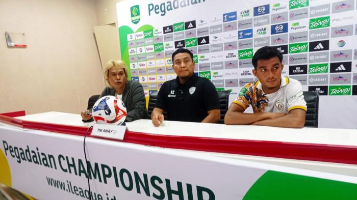 AZUL DAN YUDI - Pelatih kepala Persikad Depok Achmad Zulkifli alias coach Azul didampingi strikernya M Yudi Safrizal pada post match press conference usai mengalahkan Sriwijaya FC 0-3 laga ke-11 Pegadaian Championship 2025/26 di Stadion Gelora Sriwijaya Jakabaring Palembang, Rabu (19/11/2025) sore.