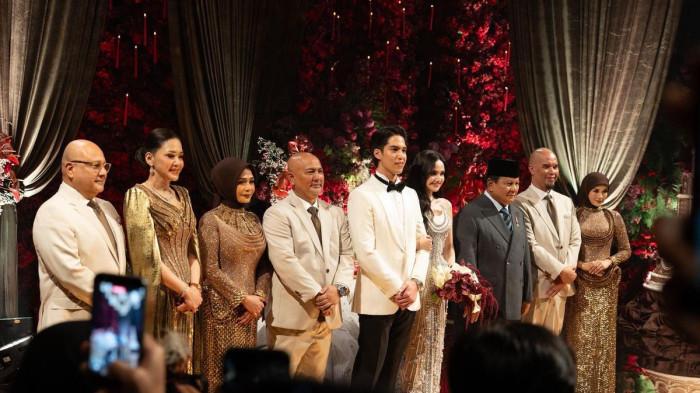 NIKAHAN EL RUMI - Saat Presiden Prabowo akhirnya tiba di pelaminan El Rumi dan Syifa Hadju, terjadi sedikit kebingungan.
