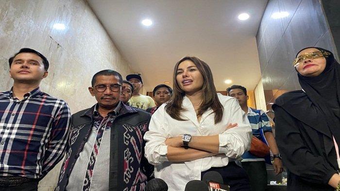 NIKITA DICURIGAI SHELLA - Dokter Oky Pratama (kiri), Fahmi Bachmid, Nikita Mirzani, dan Dokter Detektif, saat Grid.ID temui usai pemeriksaan di Polda Metro Jaya, Kamis (6/2/2025) malam. Aibnya dibongkar, Shella Saukia curiga Nikita Mirzani bawa HP di sel