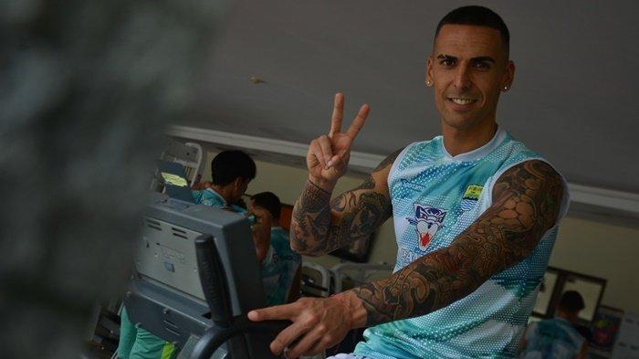 Baru Tiba di Indonesia dan Ikut TC, Luis Milla Isyaratkan akan Mainkan Pemain Baru Persib Bandung