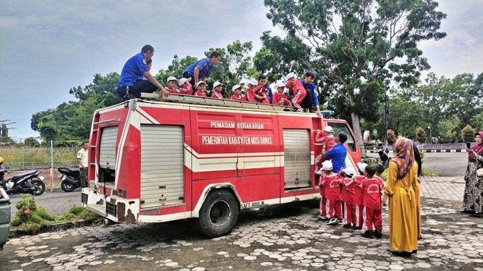 Damkar Musi Rawas Sumsel Beri Edukasi Bahaya Api dan Alat Damkar Sejak Dini Pada Murid TK