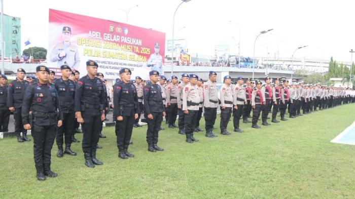 APEL OPERASI ZEBRA - Kapolda Sumsel Irjen Pol Andi Rian R Djajadi memimpin langsung apel gelar pasukan di Polda Sumsel, Senin (17/11).
