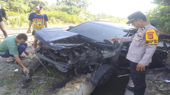 Maut Mengintai di Rel Tanpa Palang Pintu, Mobil Avanza Ditabrak Kereta Babaranjang di Prabumulih