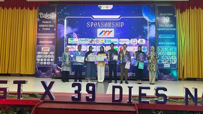 JUARA VLOG - Kemenangan Fitri Yulianti di lomba vlog nasional BAFEST 2025 jadi bukti mahasiswa Polsri mampu bersaing dengan karya digital kreatif di tingkat nasional.