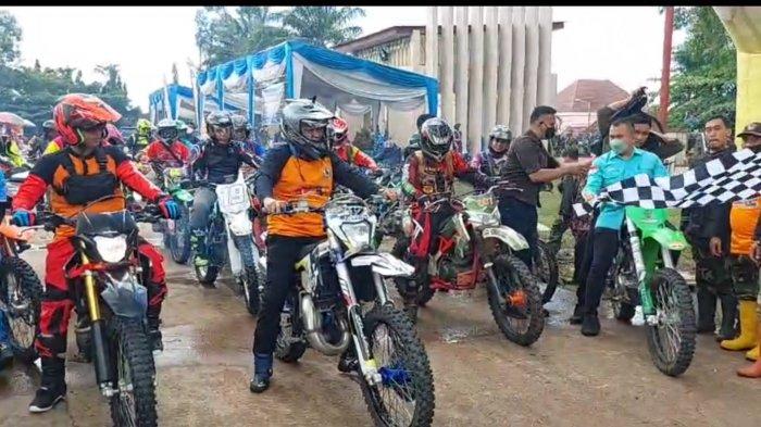 Bupati Enos Taklukan Jalur Perkebunan di OKU Timur, Bareng 200 Offroader Motor Cross
