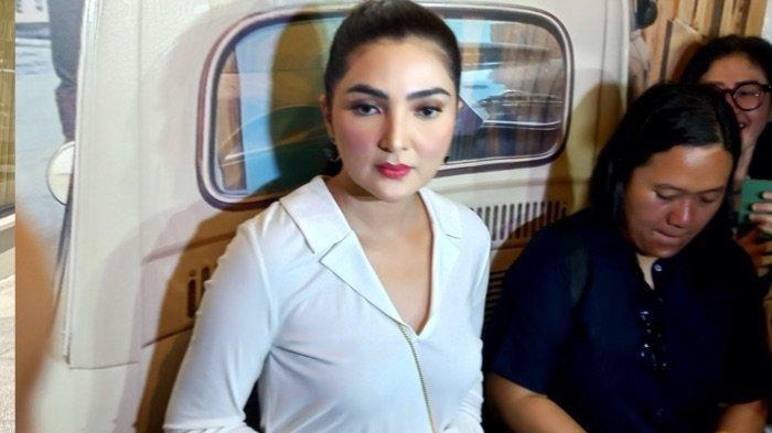PERNIKAHAN AZRIEL SARAH. Penyanyi Ashanty terus berbagi untuk sesama yang sedang membutuhkan meski sibuk manggung hingga mengurusi keluarga dan bisnis. Ashanty di kawasan Kemang, Jakarta Selatan, Jumat (30/6/2023). Bakal Mualaf, Ashanty Kuak Konsep Pernikahan Azriel Hermansyah dan Sarah Menzel