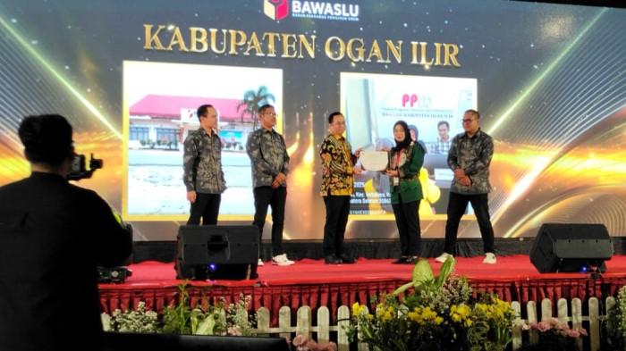 Bawaslu Ogan Ilir Juara Pertama Penghargaan Keterbukaan Informasi Publik Bawaslu Kabupaten/Kota 2025