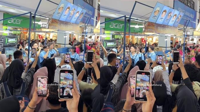 Boyband SMASH nyanyi sekaligus mengisi tenant jualan kopi di Palembang Square Mal