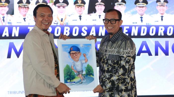 Bupati OKU Terima Cinderamata Karikatur dari Sripo-Tribun Sumsel di Acara 'Gebrakan Sang Pemimpin'