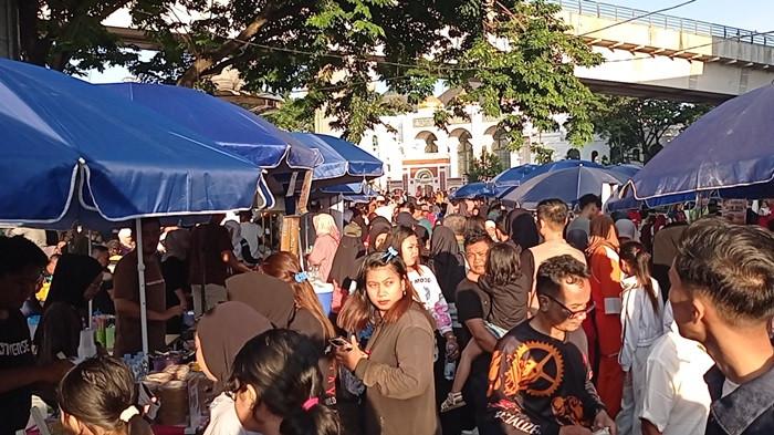 CFD - Pengunjung Car Free Day Sudirman- Ampera-Flyover Jakabaring menikmati menu kuliner di Zona Khusus UMKM Car Free Day Palembang di Jalan Masjid Lama, Minggu (31/5/2026). Dampak dari CFD bagi pelaku kuliner meningkatkan pendapatan mereka. Makanan khas Palembang maupun kekinian laris manis dibeli pengunjung CFD.