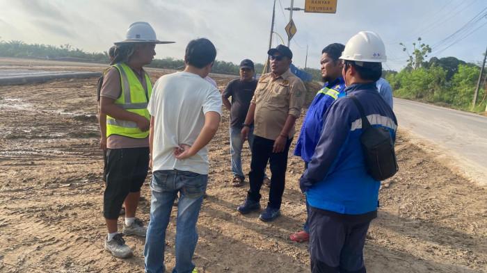 Ceceran Material Buat Jalan Nasional di Bayung Lencir Licin, Camat Instruksikan Perusahaan Bersihkan