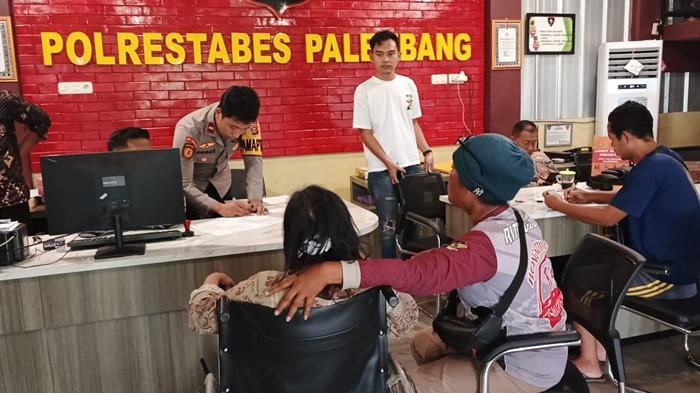 MELAPOR - Tak terima dengan peristiwa pengeroyokan dialami DH (43), melaporkan ke SPKT Polrestabes Palembang, Rabu (10/12/2025), sore.
