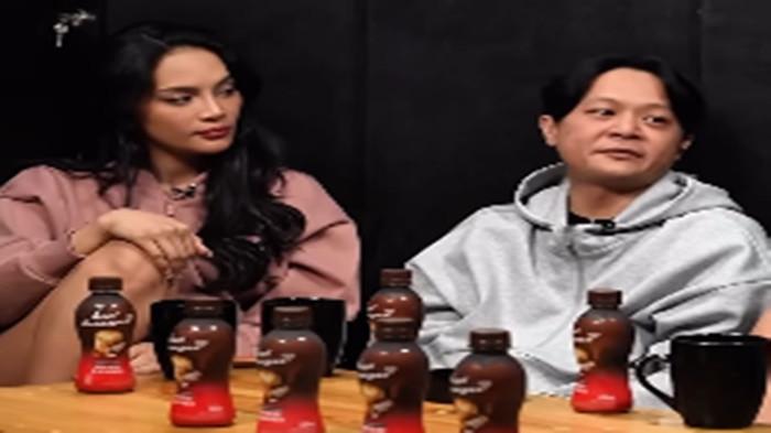 BRAVY TEMANI ERIKA - Tangkapan layar Instagram Weareaaaclan. Sosok DJ Bravy dan Erika Carlina
.