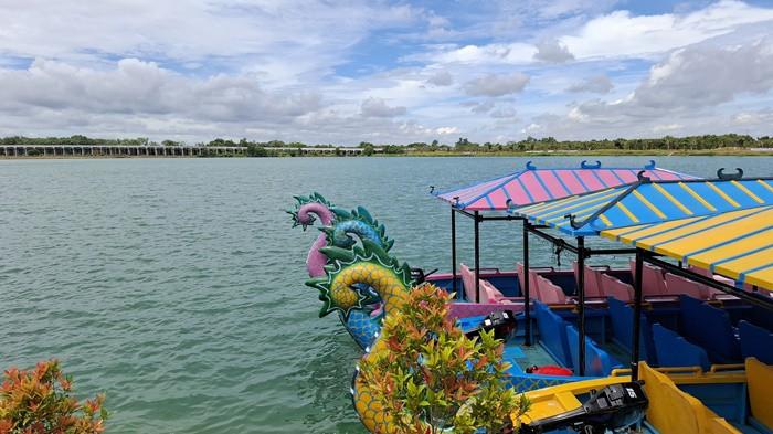 WAHANA AIR - Situasi di permainan air di objek wisata Danau Biru, Jumat (19/12/2025) siang. Objek wisata tersebut soft opening hari ini. Foto : TribunSumsel.com dan Sripoku.com
