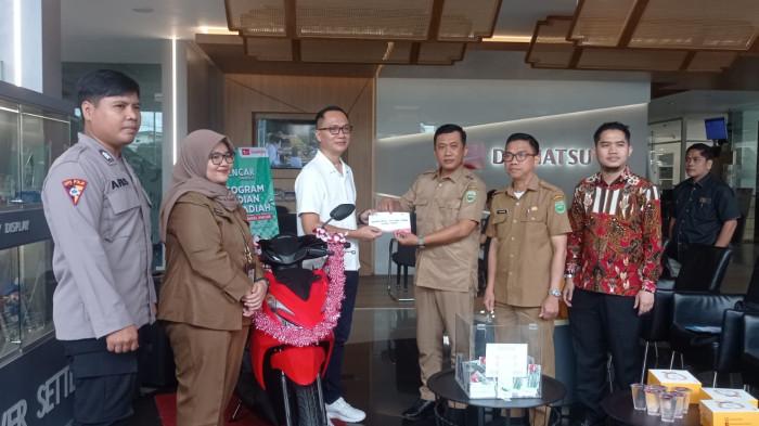 Sempat Duga Penipuan, Warga Sako Palembang Ini Tak Menyangka Menang Undian Motor dari Daihatsu