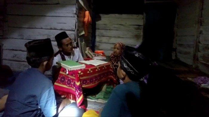 Tak Ada Listrik, Bermodal Sinar Lampu Dari Aki Motor Anak-anak Dusun 5 Semanggus PALI Belajar Ngaji