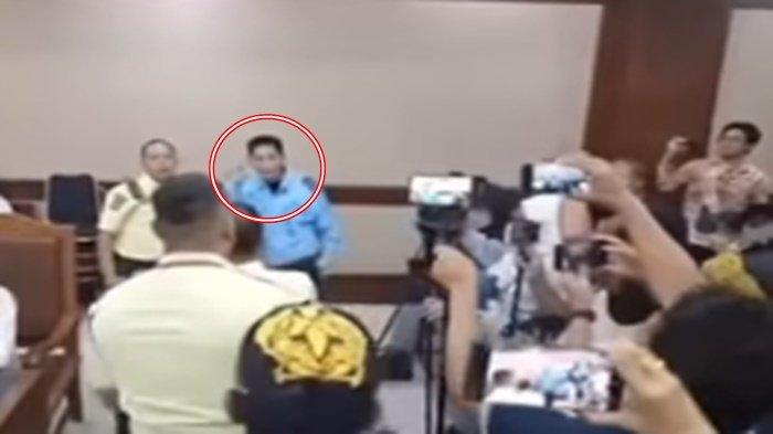 Detik-detik Firdaus Oiwobo Ngamuk Diusir dari Ruang Sidang, Ditarik Paksa Pihak Keamanan: Usir Dia
