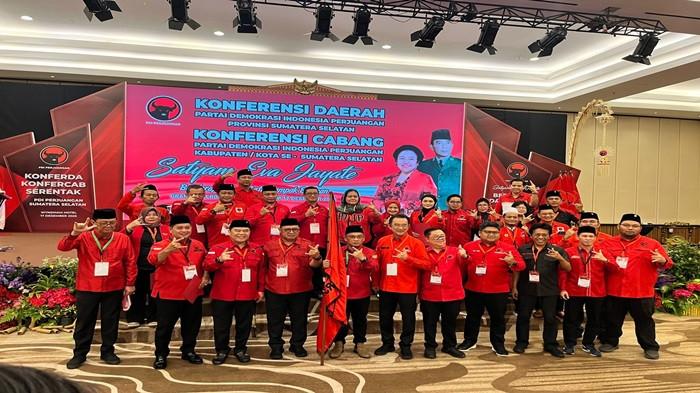 FOTO BERSAMA - Kepemimpinan Dewan Pimpinan Daerah Partai Demokrasi Indonesia Perjuangan (DPD PDIP) provinsi Sumatera Selatan (Sumsel) resmi berganti. Ketua DPD PDIP Sumsel Devi Suhartoni, Sekretaris Ilyas Panji Alam dan Bendahara Made Indrawan bersama pengurus lainnya berfoto bersama