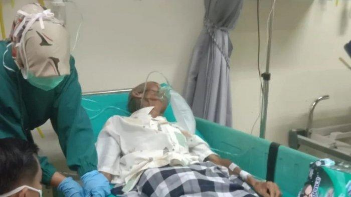 Ratu Dewa Evakuasi Seorang Kakek Terbaring Sakit di Dalam Becak ke RS Bari Palembang