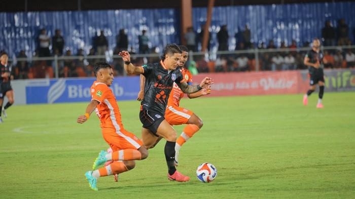 DIEGO SUMSEL UNITED - Diego Pires Dall Oca diapit oleh dua pemain Persiraja Banda Aceh dalam pertandingan Sumsel United takluk atas tim tuan rumah Persiraja Banda aceh di pekan ke-11 liga Championship musim 2025/26 dengan skor 3-1 yang di gelar di Stadion H Dhimurtala Banda Aceh, pada Selasa (18/11/2025) malam.