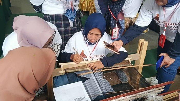 Lestarikan Kerajinan Songket, Pemkab Muara Enim Gelar Pelatihan Mencukit