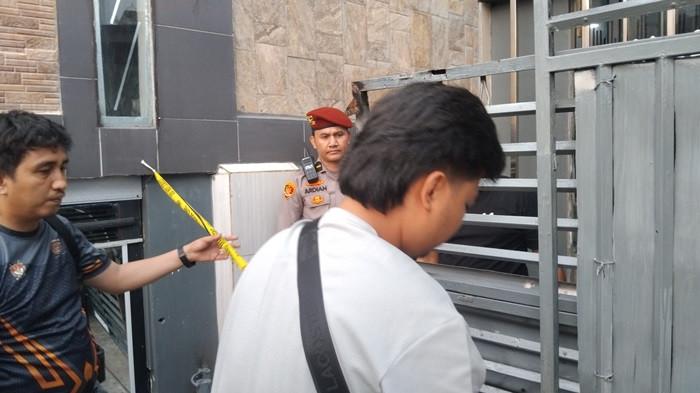 PASANG GARIS POLISI -- Polisi memasang Police line di pagar hotel Lendosis yang menjadi lokasi penemuan mayat wanita muda di Jalan Perintis Kemerdekaan, Kecamatan Ilir Timur II, Palembang, Sabtu (11/10/2025). Saat ini jenazah sudah dibawa ke Rumah Sakit Bhayangkara Moh Hasan Palembang