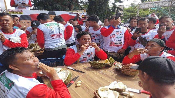 Paling Cepat dan Bersih Menang, Antusias Ratusan Peserta Makan Durian di Palembang