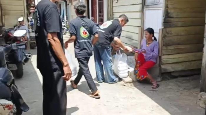 Jumat Berkah di Palembang, Forum Pati Bersatu Sumsel Bagikan Ratusan Nasi Kotak